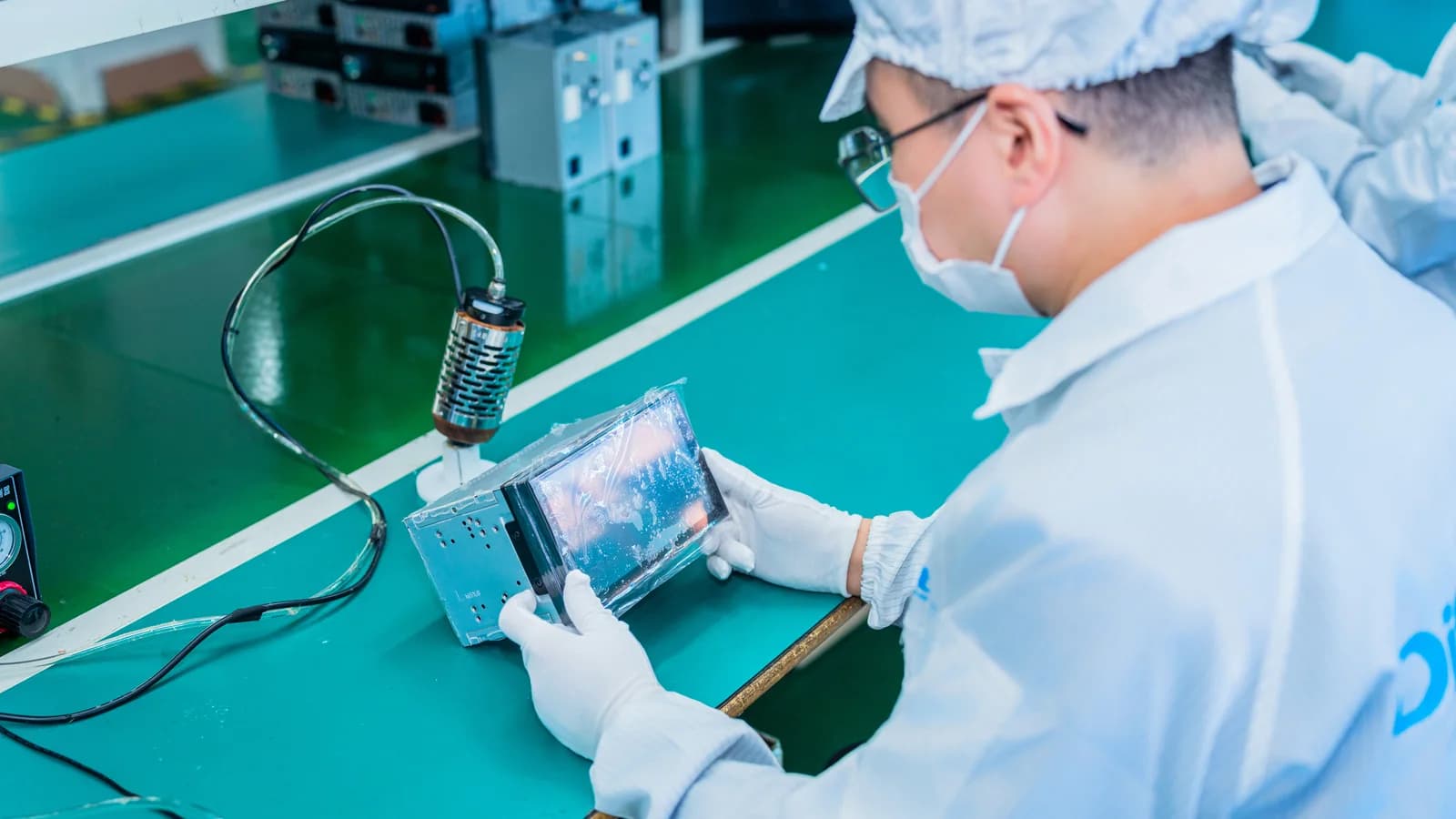 Product testing on an assembly bench